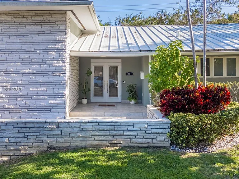 301 Shore Dr E — Photo 3