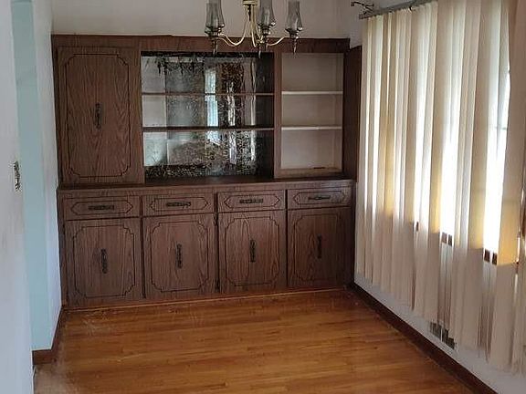 4th image of 2922 Wales Ave