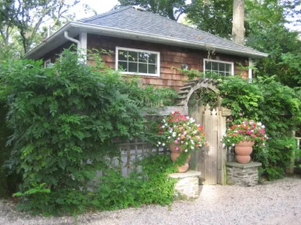 https://photos.zillowstatic.com/fp/ce33a55ba943e707cc5f3f927a3ba2c9-p_e.webp