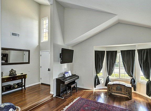3198 Thistlewood Street-large-004-3-SKY
