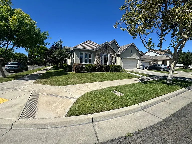 397 Noble Dr — Photo 2