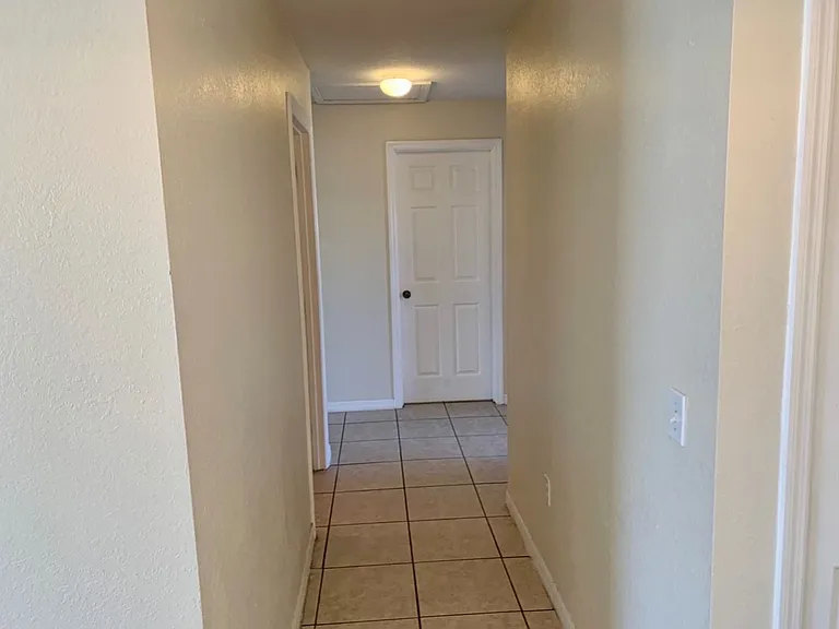 606 Robin Ln — Photo 8