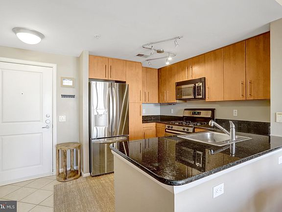 4th image of 1021 Garfield St #914