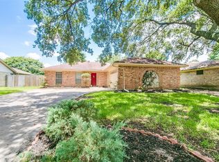 810 Sunnybrook Dr, Baytown, TX 77521