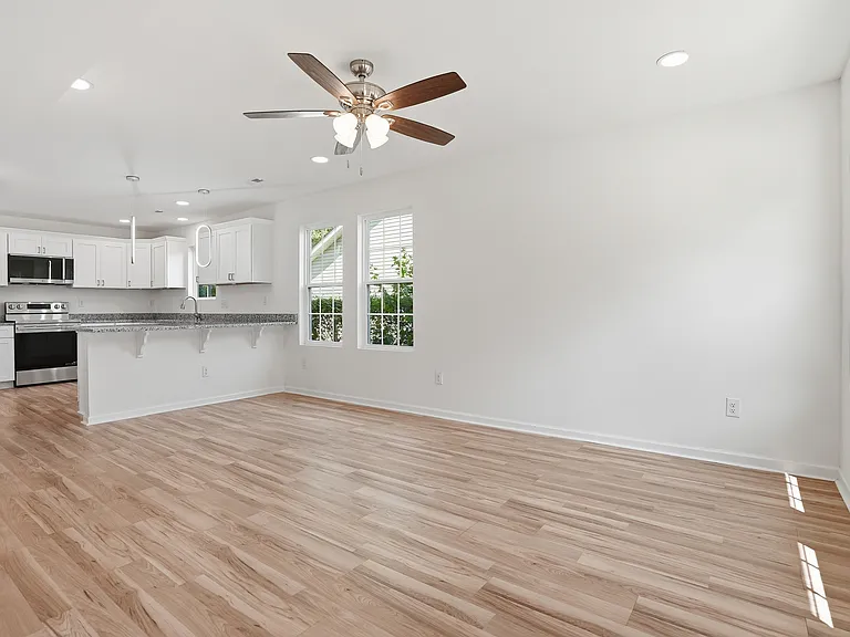 516 Singletary St SE — Photo 9