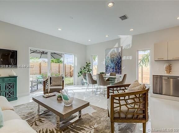 5th image of 688 NE 43rd St #688