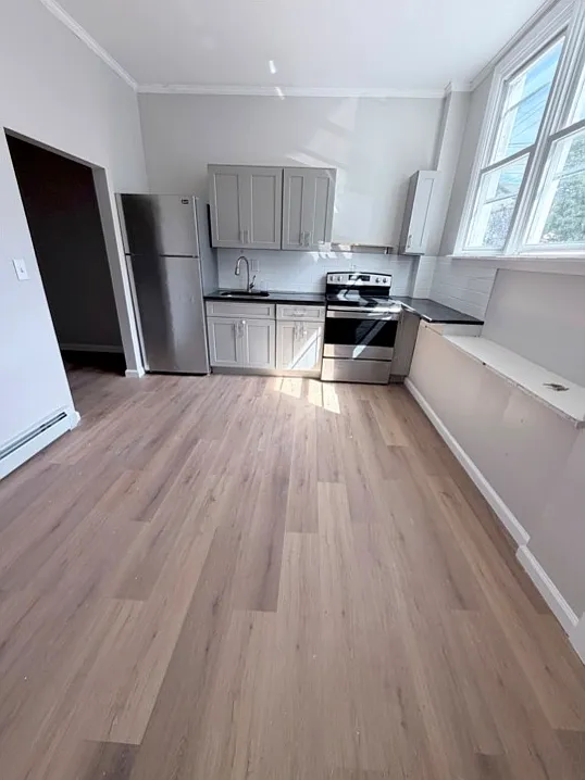 3 bed, 1000 sqft, $2,500 — Photo 2