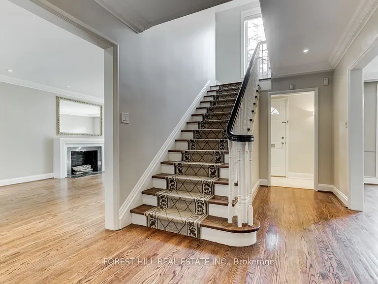 109 Mona Dr — Photo 2