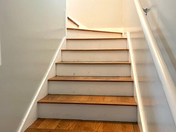 3rd image of 645 Lonsdale Ave APT 2