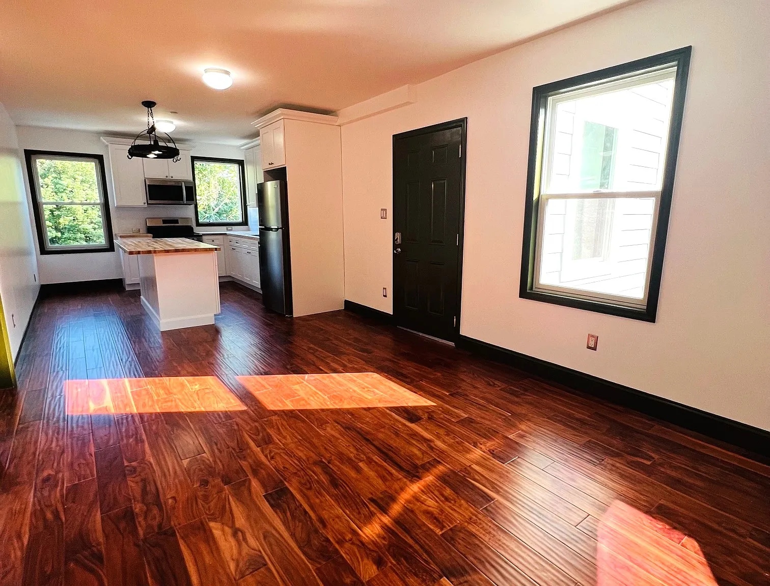 4 bed, 1200 sqft, $3,950 — Photo 2