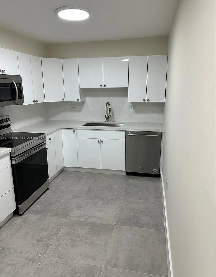 Samari Lake East Condo — Photo 2