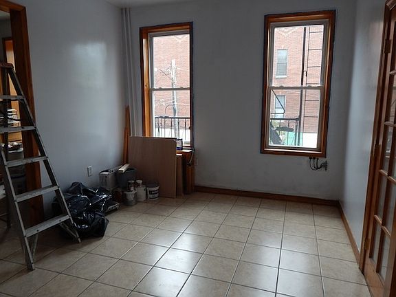 5th image of 169 Irving Ave APT 2R
