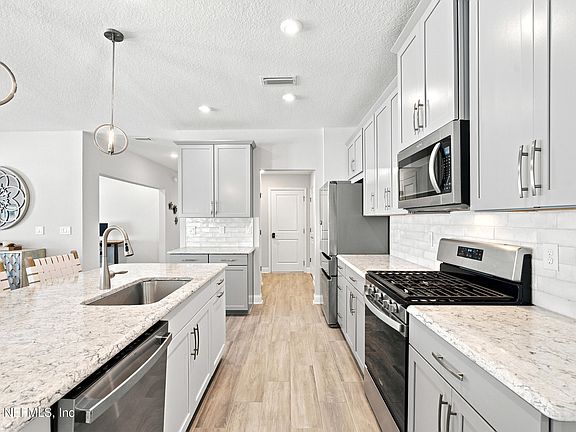 5th image of 121 WINTERBERRY Court