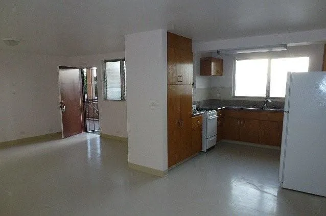3 bed, 700 sqft, $2,200 — Photo 2
