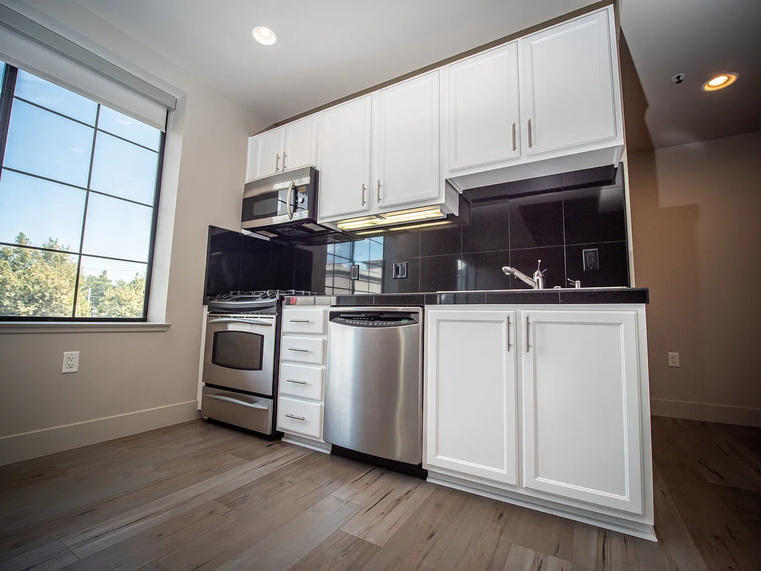 1 bed, 945 sqft, $2,550 — Photo 2