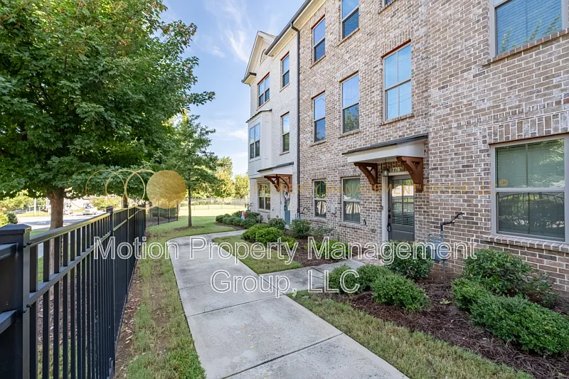 3 bed, 3.5 bath, 2000 sqft, $2,800 — Photo 2