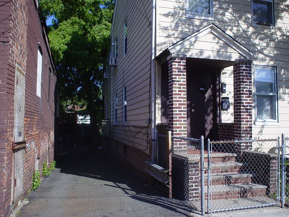 2nd image of 124 N 1st St