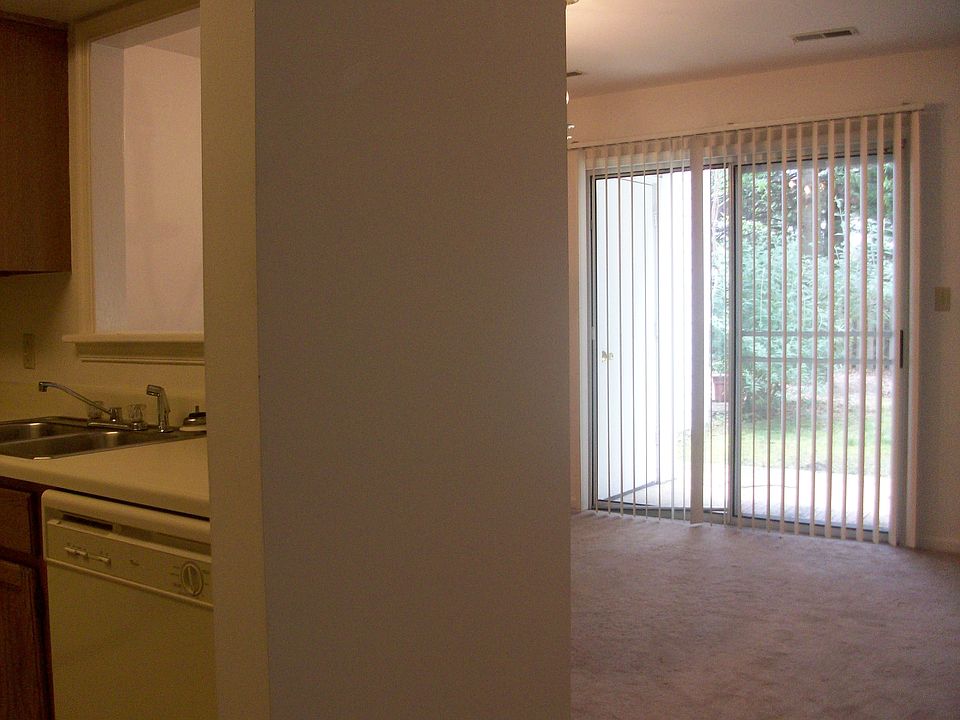 big liv room with firpelace