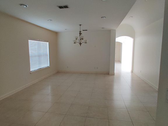3rd image of 633 E Sandyhills Ave