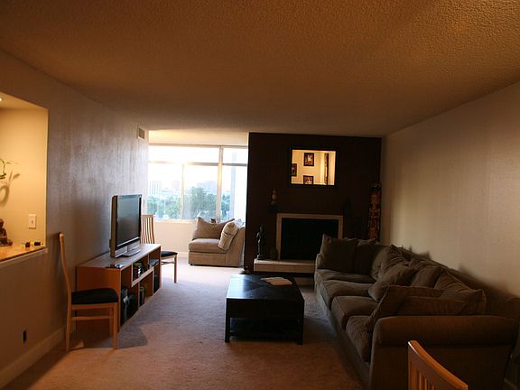 Livingroom with FIreplace