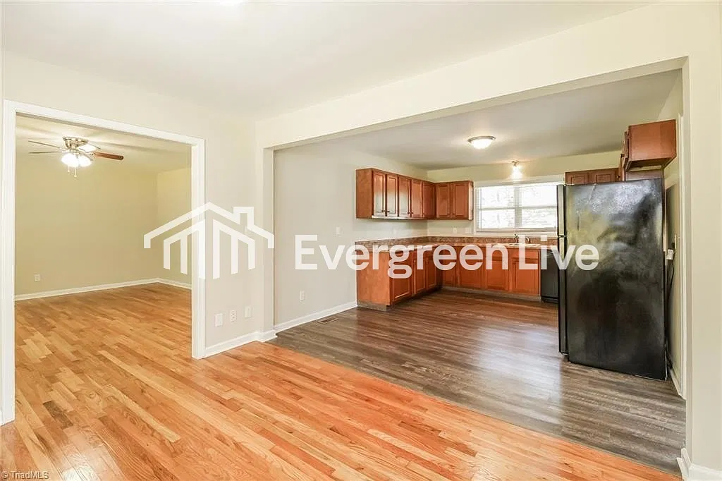 3 bed, 2.0 bath, 1741 sqft, $2,095 — Photo 2