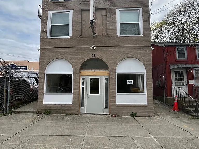 37 N Clinton St — Photo 2