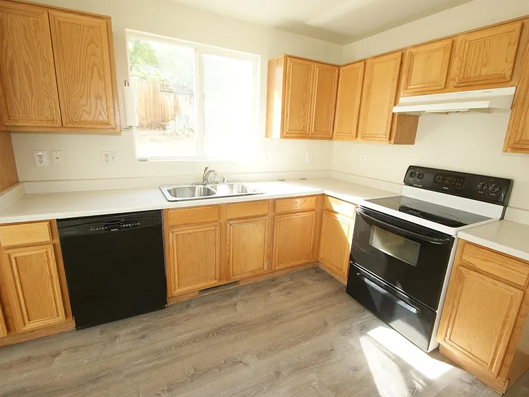 3998 Kings Row — Photo 3