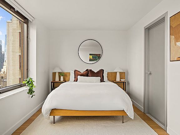 5th image of 100 W 39th St APT 38I