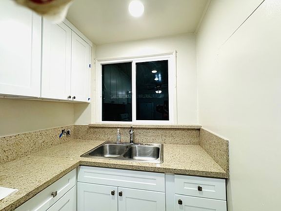 3rd image of 224 E Elmwood Ave #G