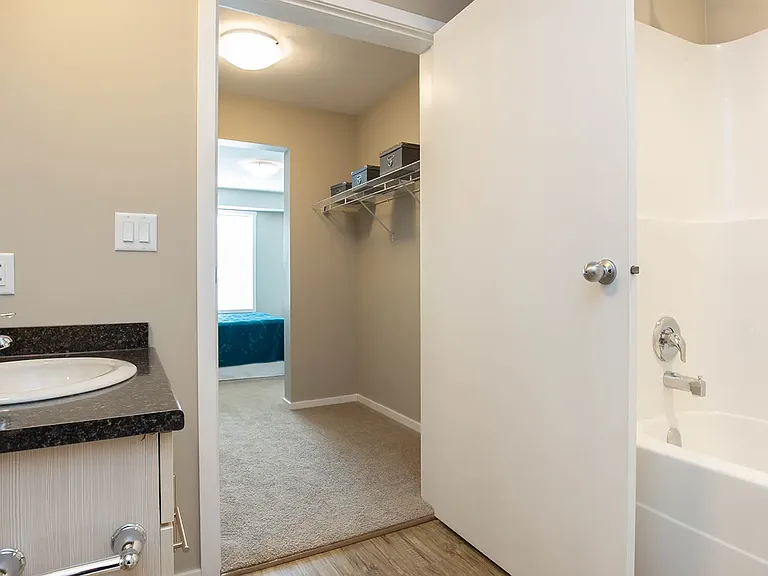 1020 Dufferin Ave E — Photo 7