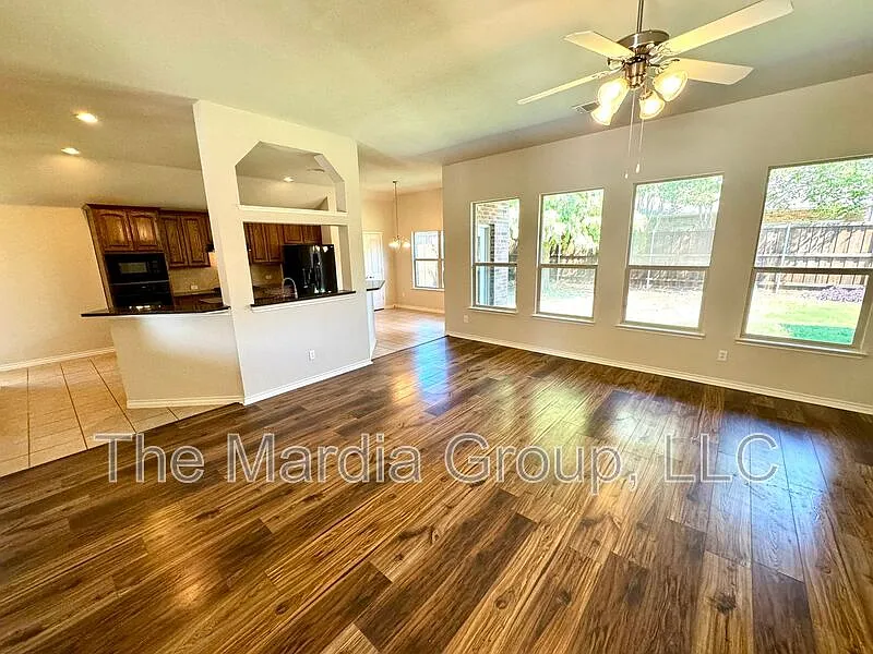 3 bed, 2.0 bath, 2087 sqft, $2,395 — Photo 3