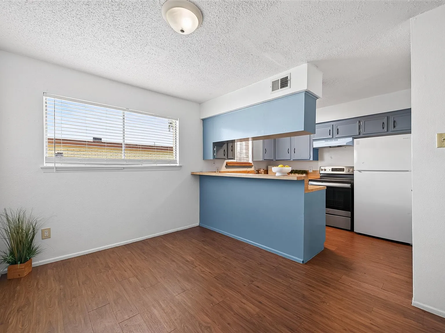 2 bed, 1.5 bath, 899 sqft, $1,250 — Photo 2