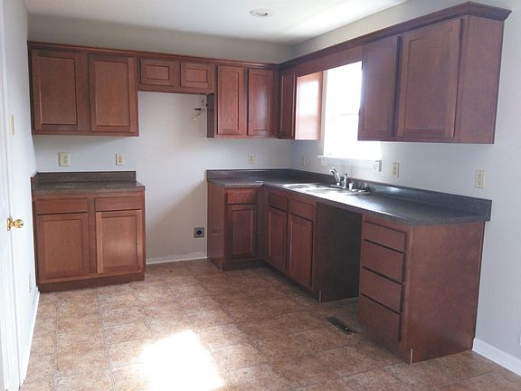 3rd image of 19 Gentry Dr