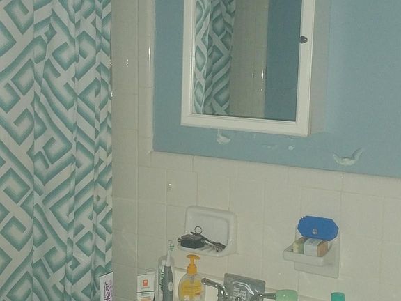 4th image of 812 NE 8th Ave APT 6