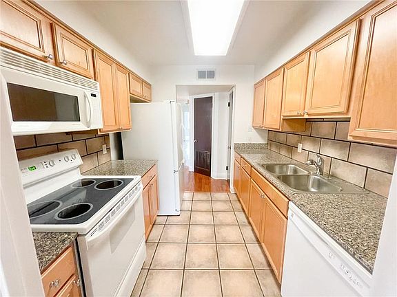 4th image of 4837 Wabash St