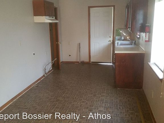 3rd image of 2761 Waggoner Ave