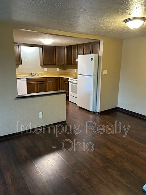 3 bed, 2.0 bath, 1235 sqft, $1,300 — Photo 4
