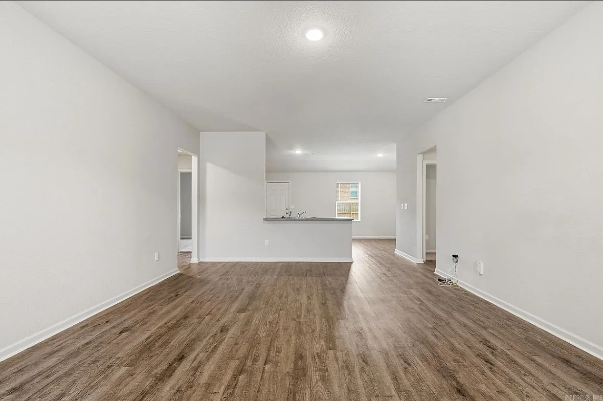 4 bed, 1685 sqft, $2,100 — Photo 2