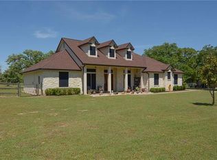 122 La Reata Trl, Smithville, TX 78957