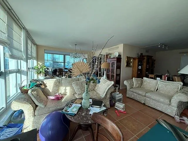 Crystal House Condo — Photo 2