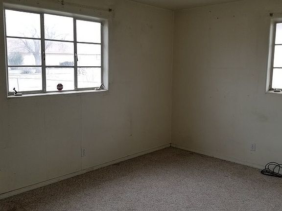 5th image of 310 S Sycamore Ave