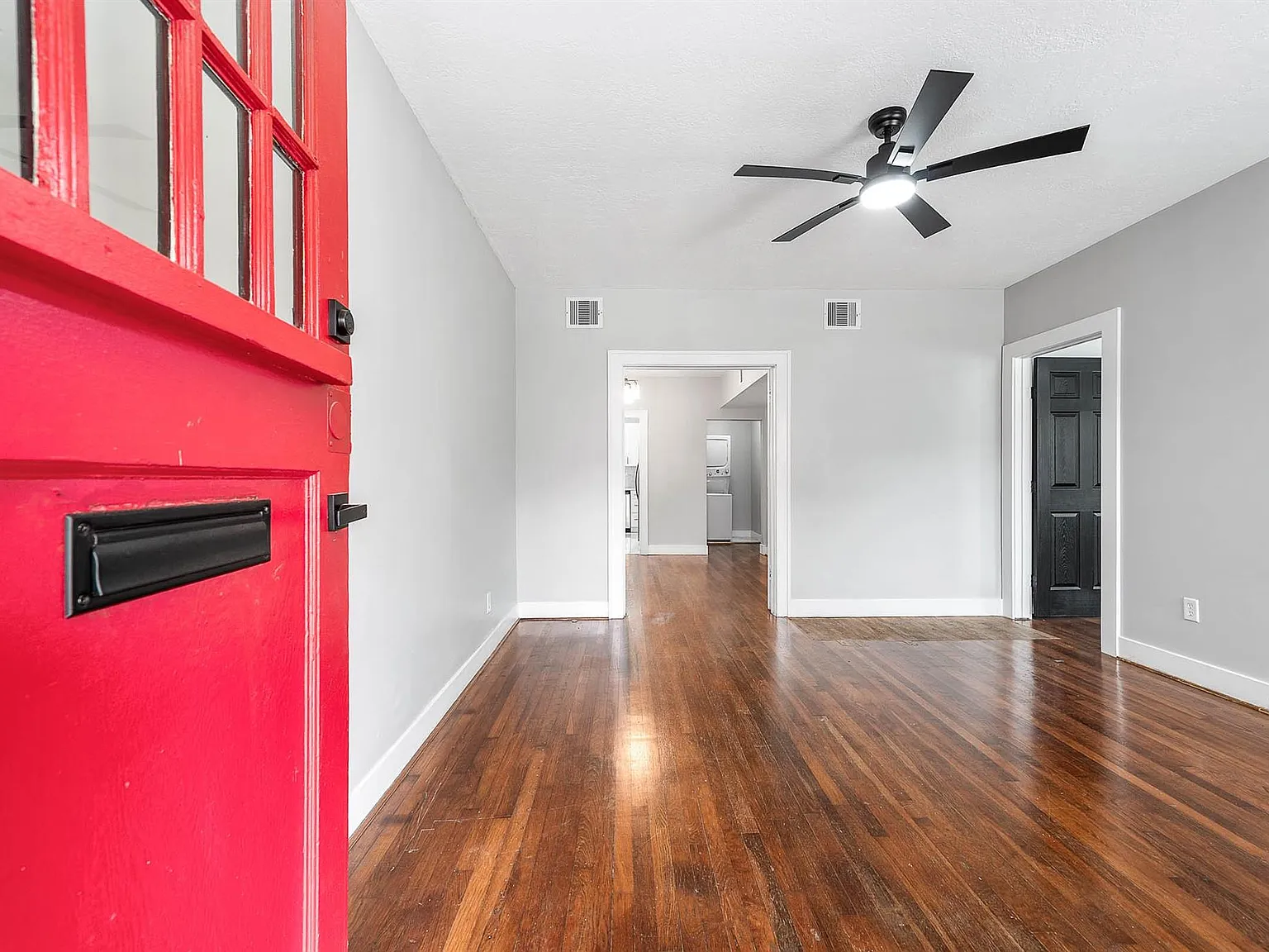 3 bed, 1.0 bath, 2736 sqft, $2,250 — Photo 3