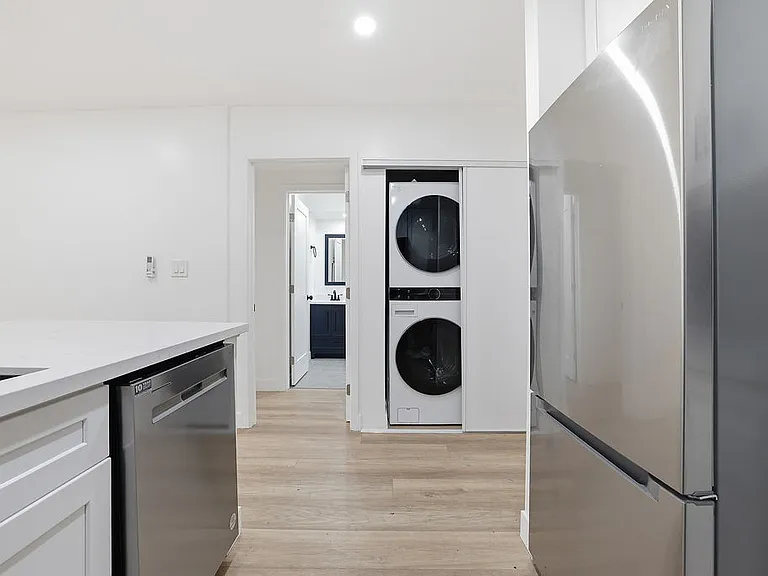 Encino Country Club Apartments — Photo 57