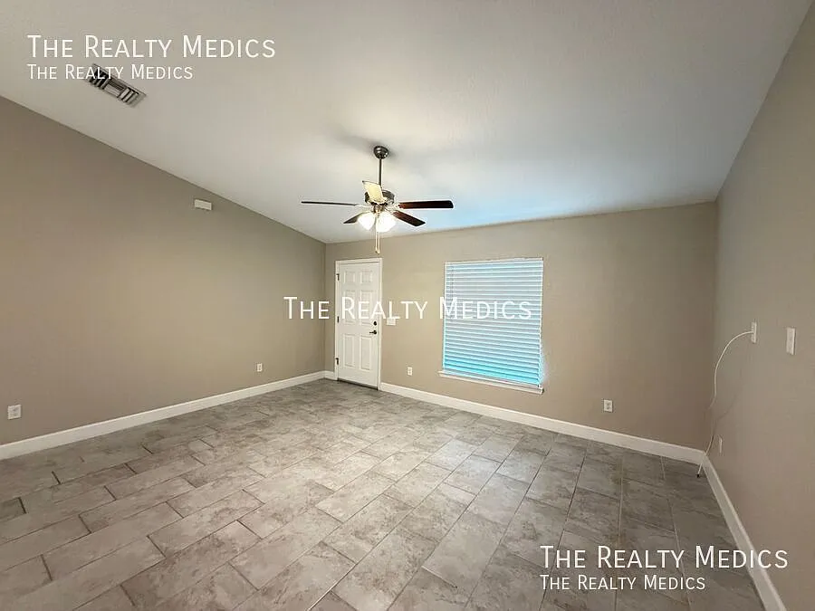 Beautiful 3 Bedroom, 2 Bathroom Home In Ocala!! — Photo 3