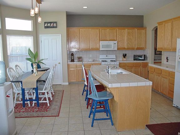 Big kitchen with wetbar area