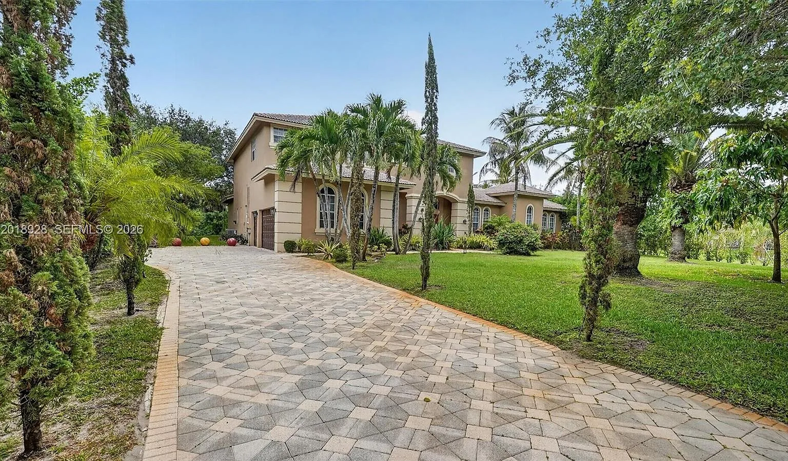 5 bed, 4.5 bath, 5500 sqft, $13,500 — Photo 2