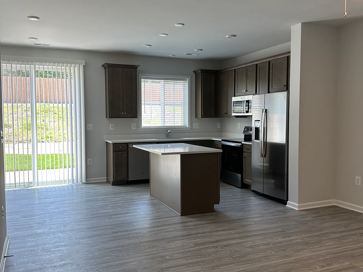 3 bed, 2.5 bath, 1500 sqft, $2,300 — Photo 2