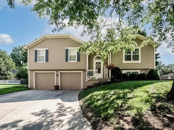 717 SE Pierre Ct, Lees Summit, MO 64063
