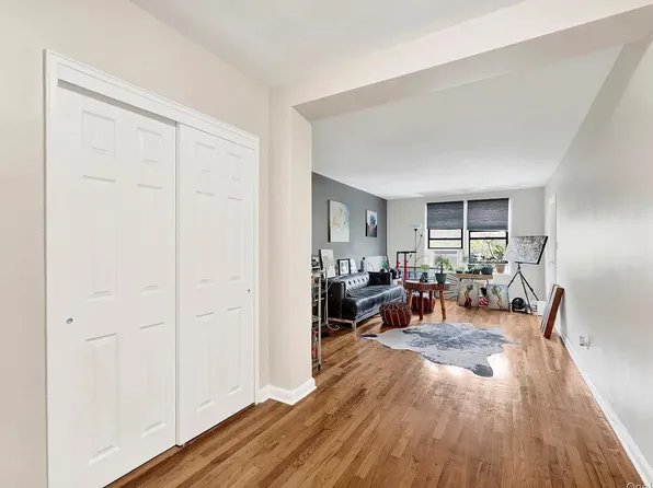 285 East 35th Street image 2 of 10