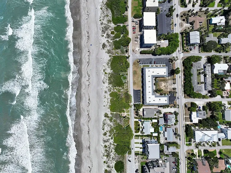The Wave Beachfront Apartments — Photo 14